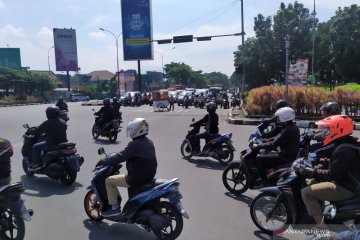 Lalu lintas di Kota Bandung masih ramai lancar di hari pertama PSBB