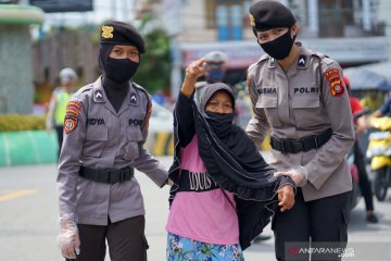 Polwan bagikan masker gratis saat peringati Hari Kartini