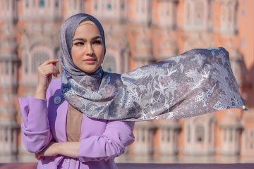 Buttonscarves gandeng artis Malaysia Elfira Loy untuk koleksi baru