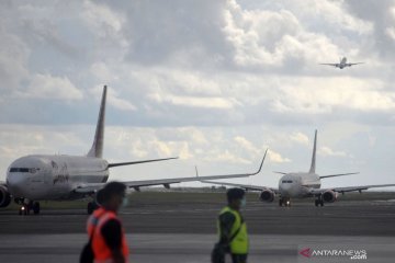 AP I hentikan sementara penerbangan komersial penumpang mulai 24 April
