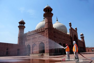 Disinfeksi masjid jelang bulan ramadhan di Lahore