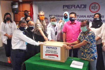 Peradi salurkan bantuan APD ke IDI untuk tenaga medis lawan COVID-19