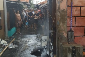 Korsleting kulkas picu kebakaran warung di Penggilingan