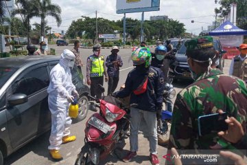 Tim gabungan di Cirebon periksa setiap kendaraan luar daerah