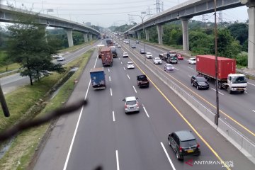 Jalan Tol Jakarta-Cikampek ramai lancar di hari pertama larangan mudik