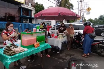 Penjual takjil bermasker padati Kebon Jeruk Jakarta Barat