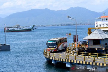 Aktivitas penyeberangan di Pelabuhan Ketapang masih normal