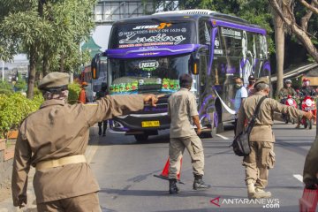 Penyekatan jalan di perbatasan Karawang terkait larangan mudik