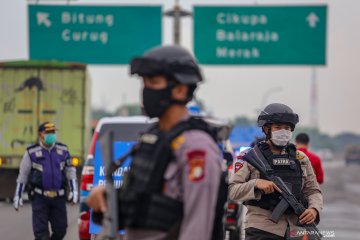 Penyekatan kendaraan di exit tol Bitung Tangerang