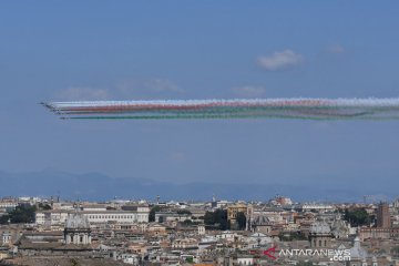 Aksi tim aerobatik Angkatan Udara Italia di tengah pandemi COVID-19