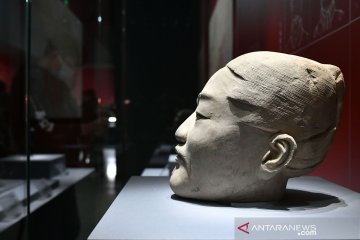 Melihat patung prajurit terakota di museum Shandong