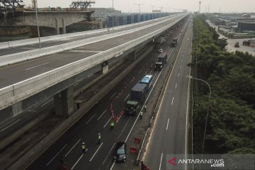 Foto udara penyekatan pemudik di tol Jakarta-Cikampek