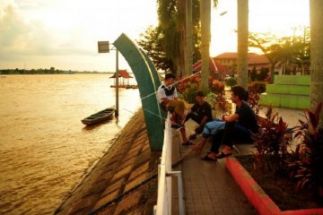 Menunggu berbuka puasa di Taman Batik bantaran Sungai Batanghari