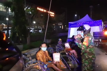 Petugas gabungan bagikan makanan sahur di Kamal Muara