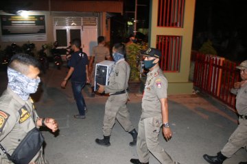 Satpol PP sita perangkat warung internet yang beroperasi saat PSBB