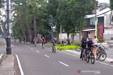 Pesepeda ngabuburit di Jalan Dago Bandung pakai masker