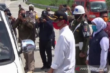 Gubernur Khofifah pantau arus mudik di jalur tol Ngawi