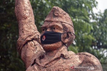 Kampanye cegah COVID-19, patung Monumen Djoeang 45 dipasang masker