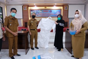 Keluarga Mentan serahkan bantuan 100 baju hazmat di Gowa