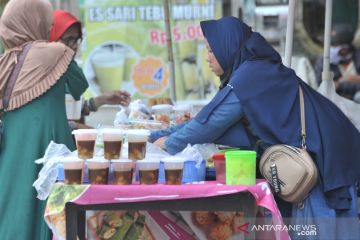 Penjual penganan takjil musiman