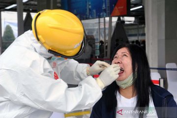 Penumpang KRL di stasiun Bogor jalani "swab test" COVID-19