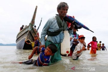 Puluhan warga Rohingya yang terjebak di laut tiba di Bangladesh