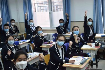 Siswa tingkat akhir di Kota Beijing kembali belajar di sekolah