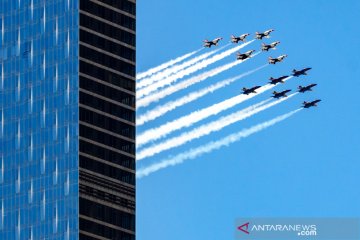Aksi tim Blue  Angles Angkatan Laut dan Thunderbirds Angkatan Udara AS