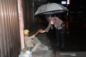 Brimob Polda Sumut beri bantuan warga terdampak COVID-19 di Medan