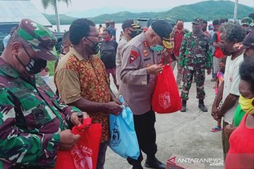 Kapolda Papua dan Pangdam Cenderawasih salurkan bantuan ke warga