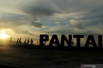 "Ngabuburit" di Pantai Manakarra