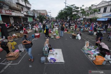 Penerapan jaga jarak di Pasar Pagi Salatiga