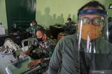 Prajurit TNI produksi face shield