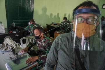 Produksi penutup wajah