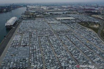 Mobil baru menumpuk di pelabuhan Los Angeles