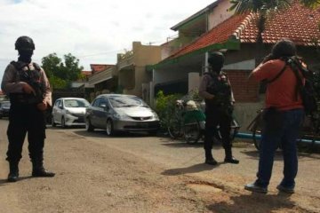 Densus 88 geledah ekspedisi tempat kerja terduga teroris di Surabaya
