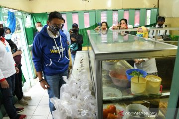 Relawan Indonesia Bersatu bagikan nasi bungkus di 8 Provinsi PSBB