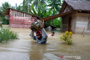 Ratusan pengungsi banjir Poso bertahan di tempat ibadah