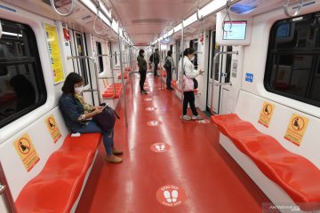 Aturan Social Distancing di kereta bawah tanah di MIlan, Italia