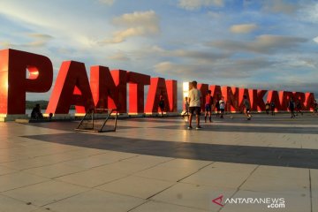Ngabuburit di Pantai Mannakarra