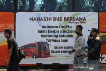 Aksi memanasi mesin bus bareng