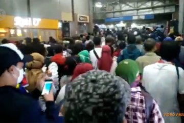Antrean penumpang KRL Commuterline menumpuk di Bogor