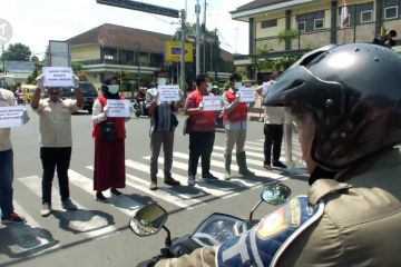 Kesadaran warga rendah, IJTI Tapal Kuda dan PMI bagikan masker gratis