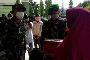 Pangdam Hasanuddin serahkan bantuan APD dan alat rapid test kepada Pemprov Sultra