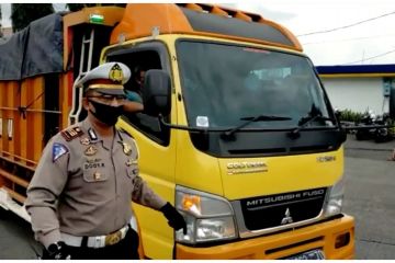 Petugas Satlantas larang kendaraan masuk Bandung tanpa alasan khusus