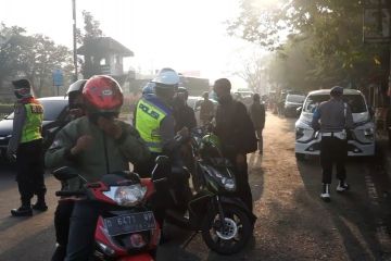 Ribuan pengendara langgar PSBB hari pertama di Bandung