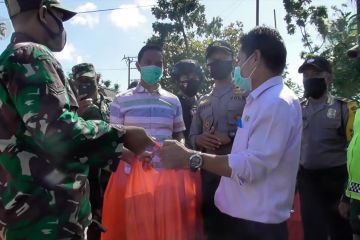TNI – Polri bagikan 1000 kotak nasi bagi warga Pangkalpinang terdampak COVID-19