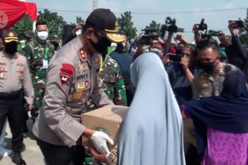TNI-Polri salurkan bantuan paket sembako untuk warga terdampak pandemi