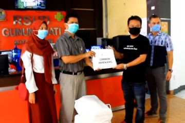 Masyarakat Cirebon gotong royong sumbang APD