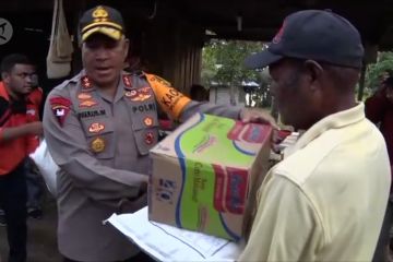 Penyaluran bantuan sembako untuk warga Sentani